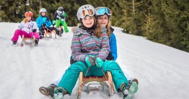 Rodelspaß im Winterurlaub - Salzburgerland Tourismus Rodelspaß im Winterurlaub